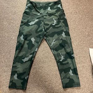 Old navy cropped camo leggings size L